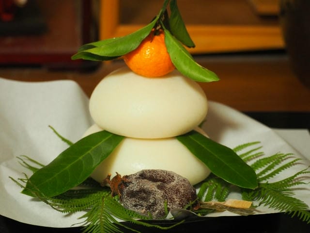 鏡餅にゆずり葉を飾る意味とは？裏白との違いや飾り方について