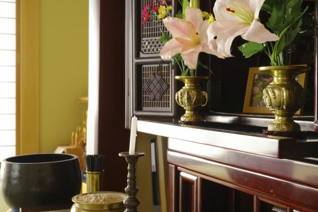 鏡餅は仏壇に飾っても大丈夫？供え方や神棚との兼ね合いについて