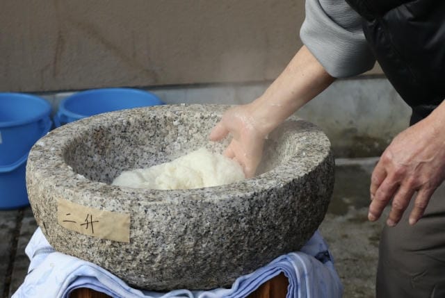 餅つきでこねる人の呼び方と役割は？技術的なコツや安全対策について