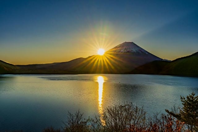 初日の出が縁起がいいとされるのはなぜ？歴史的な背景や由来について