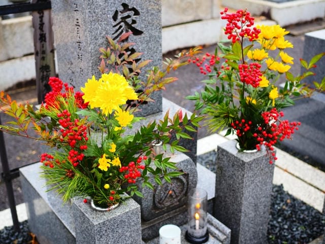 お墓に供えた正月用の花はいつまで飾るの？マナーと片付け時期の目安