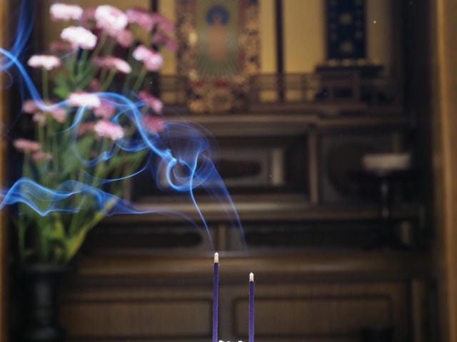正月も普段通り仏壇に線香をあげるべき？正月や喪中の供養のやり方